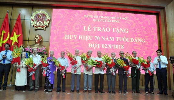 Chủ tịch UBND Thành phố Nguyễn Đức Chung trao tặng Huy hiệu cho đảng viên lão thành quận Ba Đình
