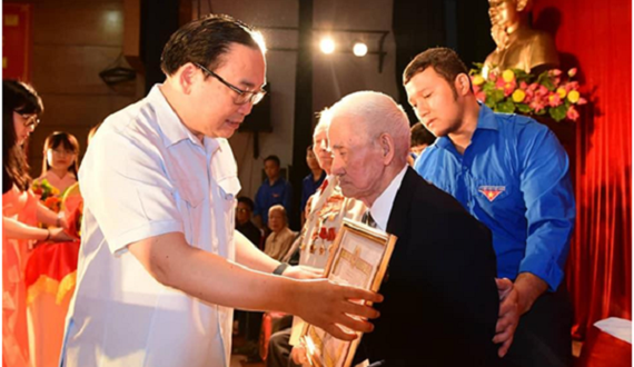 Bí thư Thành ủy Hà Nội Hoàng Trung Hải trao Huy hiệu Đảng cho các đảng viên lão thành