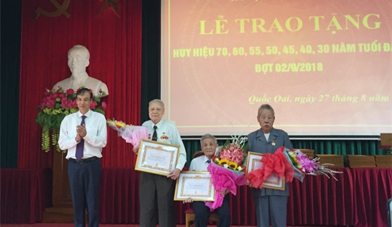 Phó Bí thư Thành ủy Đào Đức Toàn trao Huy hiệu Đảng tại huyện Quốc Oai