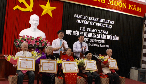 Trao Huy hiệu Đảng cho đảng viên lão thành tại huyện Phúc Thọ