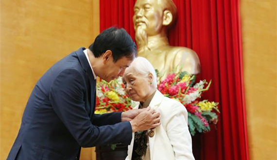 Phó Bí thư Thành ủy Đào Đức Toàn trao Huy hiệu Đảng cho các đảng viên quận Tây Hồ