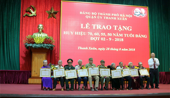 Quận ủy Thanh Xuân trao tặng huy hiệu Đảng đợt 02-9
