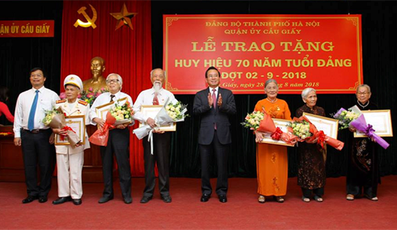 Đảng bộ quận Cầu Giấy tổ chức Lễ trao tặng Huy hiệu Đảng đợt 2-9