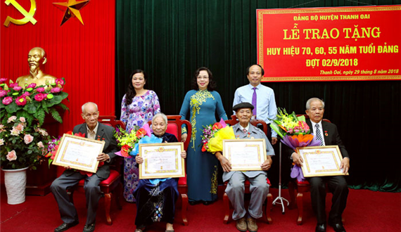 Phó Bí thư Thường trực Thành ủy Ngô Thị Thanh Hằng trao Huy hiệu 70 năm tuổi Đảng cho các đảng viên lão thành