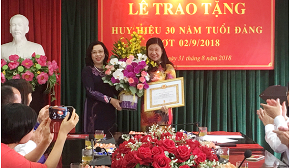 Trưởng Ban Dân vận Thành ủy Nguyễn Lan Hương nhận Huy hiệu 30 năm tuổi Đảng