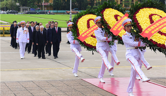 Lãnh đạo Đảng, Nhà nước và thành phố Hà Nội vào Lăng viếng Chủ tịch Hồ Chí Minh