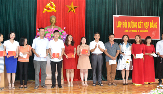 Bế giảng Lớp Bồi dưỡng kết nạp Đảng