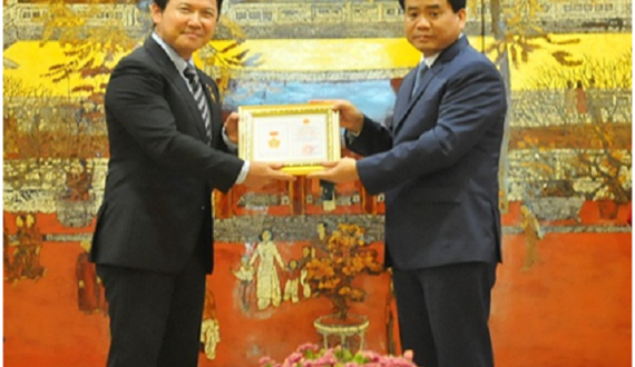 Thành phố Hà Nội trao tặng Huy hiệu “Vì sự nghiệp xây dựng Thủ đô” cho Phó Đại sứ quán Nhật Bản tại Việt Nam