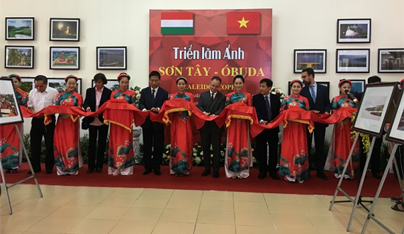 Đoàn đại biểu chính quyền tự quản quận III (Budapest, Hungary) thăm và làm việc tại Thị xã Sơn Tây
