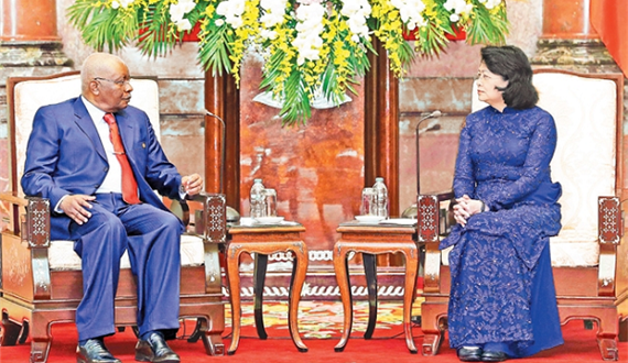 Quyền Chủ tịch nước Đặng Thị Ngọc Thịnh tiếp cựu Tổng thống CH Mô-dăm-bích