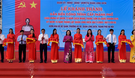 Quận Long Biên gắn biển 2 công trình chào mừng 73 năm Cách mạng Tháng Tám và Quốc khánh 2-9