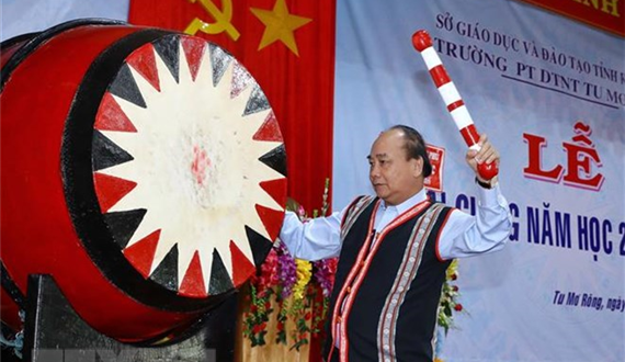 Thủ tướng đánh trống khai giảng năm học mới tại Kon Tum