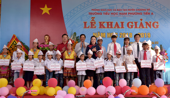 Phó Bí thư Thường trực Thành ủy Ngô Thị Thanh Hằng dự khai giảng tại Chương Mỹ