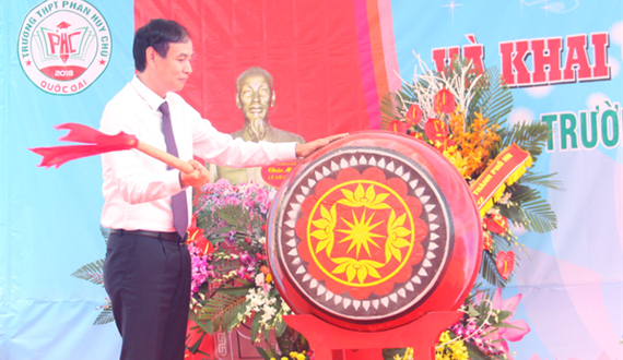 Phó Bí thư Thành ủy Đào Đức Toàn dự Lễ khánh thành và khai giảng tại trường THPT Phan Huy Chú, huyện Quốc Oai