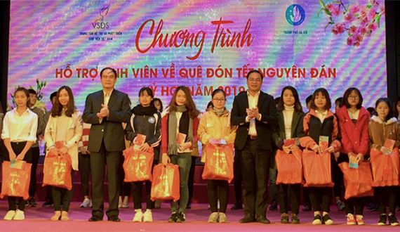 Hỗ trợ gần 200 sinh viên có hoàn cảnh khó khăn về quê đón Tết Nguyên đán năm 2019