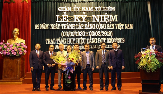 Quận ủy Nam Từ Liêm trao tặng Huy hiệu Đảng cho 163 Đảng viên