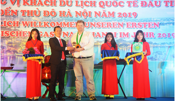 Hà Nội đón vị khách quốc tế đầu tiên trong năm 2019