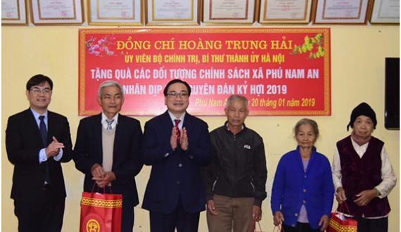 Bí thư Thành ủy Hà Nội Hoàng Trung Hải thăm, tặng quà Tết người dân xã Phú Nam An, huyện Chương Mỹ