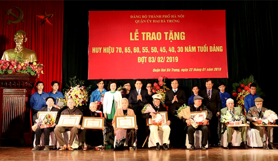 Chủ tịch UBND Thành phố Nguyễn Đức Chung trao Huy hiệu 70 năm tuổi Đảng tại quận Hai Bà Trưng