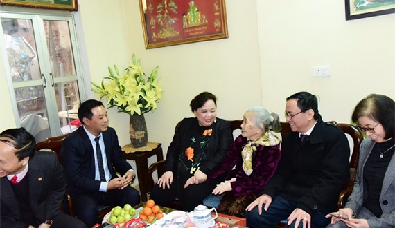 Chủ tịch HĐND thành phố Nguyễn Thị Bích Ngọc tặng quà các gia đình chính sách tại Hoàn Kiếm