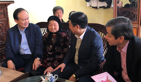 Phó Chủ tịch Thường trực HĐND Thành phố tặng quà tại Ứng Hòa