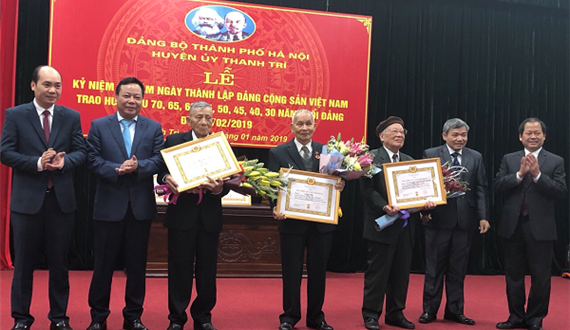 Trưởng Ban Tuyên giáo Thành ủy trao Huy hiệu Đảng tại huyện Thanh Trì