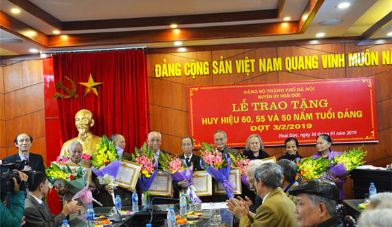 Huyện Hoài Đức trao tặng Huy hiệu Đảng đợt 3-2