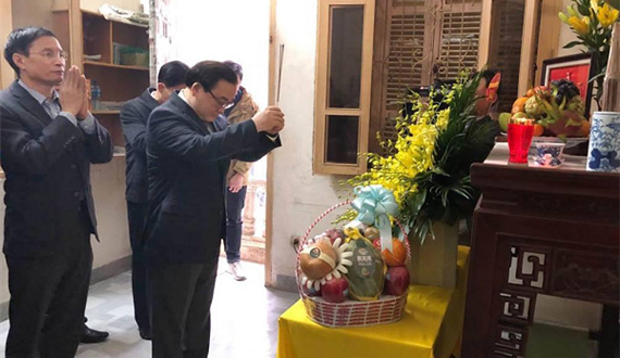Bí thư Thành ủy thắp hương tưởng nhớ đồng chí Nguyễn Văn Trân, Nguyễn Đình Sở