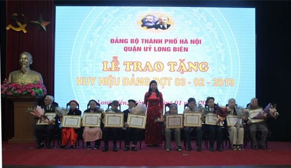 Trưởng Ban Dân vận Thành ủy trao Huy hiệu Đảng cho đảng viên lão thành quận Long Biên