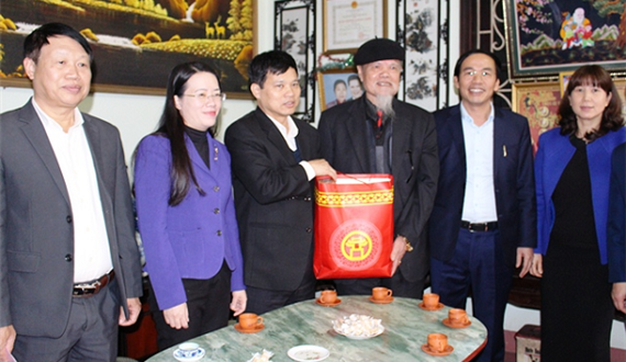 Phó Chủ tịch UBND Thành phố Ngô Văn Quý thăm, tặng quà Tết tại huyện Phú Xuyên