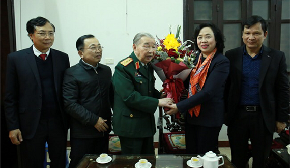Phó Bí thư Thường trực Thành ủy Hà Nội thăm, tặng quà gia đình chính sách quận Hai Bà Trưng