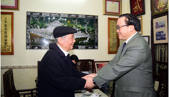 Đồng chí Hoàng Trung Hải chúc Tết các đồng chí nguyên Bí thư Thành ủy Hà Nội, nguyên Bí thư Tỉnh ủy Hà Đông, Hà Tây