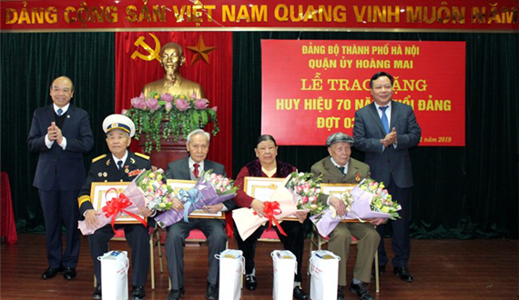 Trao Huy hiệu 70 năm tuổi Đảng cho các đảng viên lão thành quận Hoàng Mai
