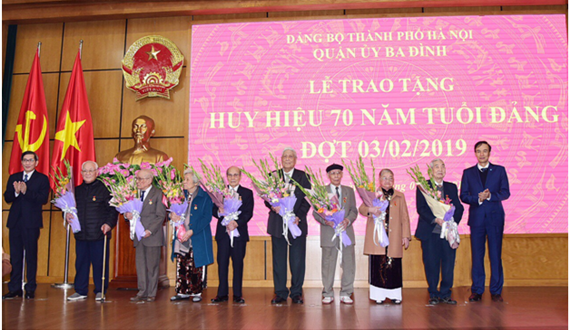Phó Bí thư Thành ủy Đào Đức Toàn trao tặng Huy hiệu 70 năm tuổi Đảng tại quận Ba Đình