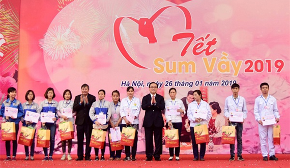 Đồng chí Hoàng Trung Hải chung niềm vui đón Tết với công nhân, lao động