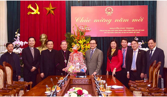 Bí thư Thành ủy Hà Nội Hoàng Trung Hải tiếp Tổng Giám mục Tổng Giáo phận Hà Nội chúc Tết Đảng bộ Thành phố