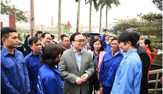 Bí thư Thành ủy Hà Nội Hoàng Trung Hải chúc Tết công nhân, lao động 6 doanh nghiệp công ích