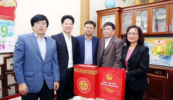 Trưởng Ban Tổ chức Thành ủy thăm, tặng quà tại quận Hà Đông