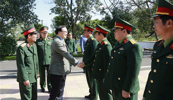 Bí thư Thành ủy Hà Nội Hoàng Trung Hải thăm, chúc Tết cán bộ, chiến sỹ quân đội trực sẵn sàng chiến đấu
