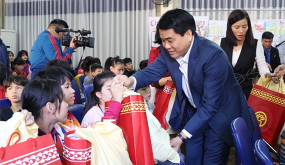 Phó Bí thư Thành ủy, Chủ tịch UBND Thành phố Nguyễn Đức Chung thăm Trung tâm Nuôi dưỡng trẻ khuyết tật