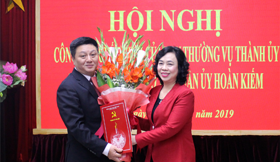 Phó Bí thư Thường trực Thành ủy trao Quyết định công tác cán bộ tại Hoàn Kiếm, Ứng Hòa