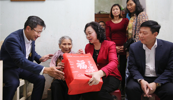 Phó Bí thư Thường trực Thành ủy thăm, tặng quà Tết gia đình chính sách huyện Ứng Hòa