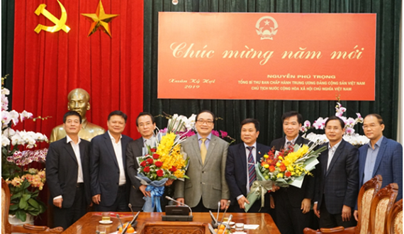 Bí thư Thành uỷ Hoàng Trung Hải trao quyết định về công tác cán bộ