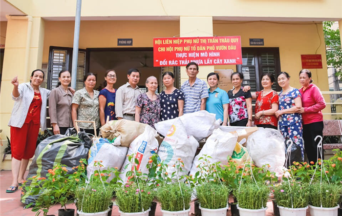Hội Liên hiệp Phụ nữ thị trấn Trâu Quỳ tích cực học tập và làm theo lời Bác