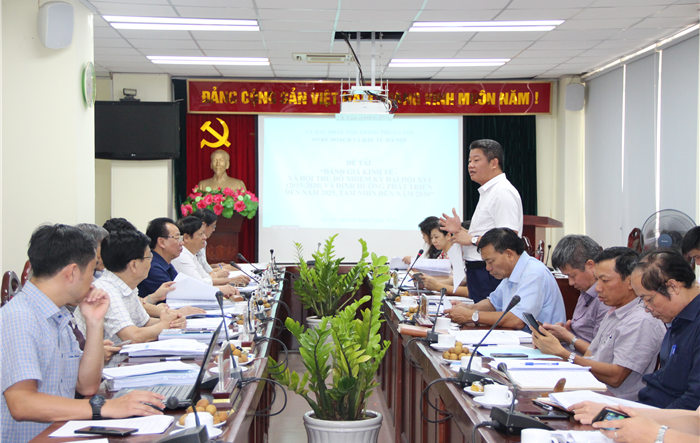 Nghiệm thu đề tài “Đánh giá kinh tế - xã hội Thủ đô nhiệm kỳ Đại hội XVI (2015-2020) và định hướng phát triển đến năm 2025, tầm nhìn 2030”