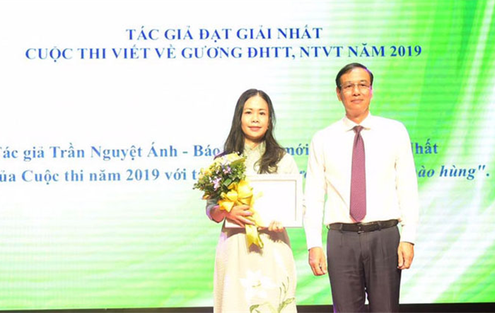 Trao giải Cuộc thi viết về "Gương điển hình tiên tiến, người tốt, việc tốt" năm 2019