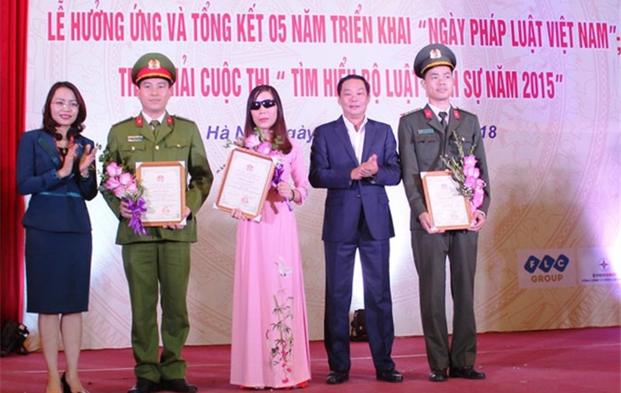 Người phụ nữ khiếm thị giàu nghị lực 