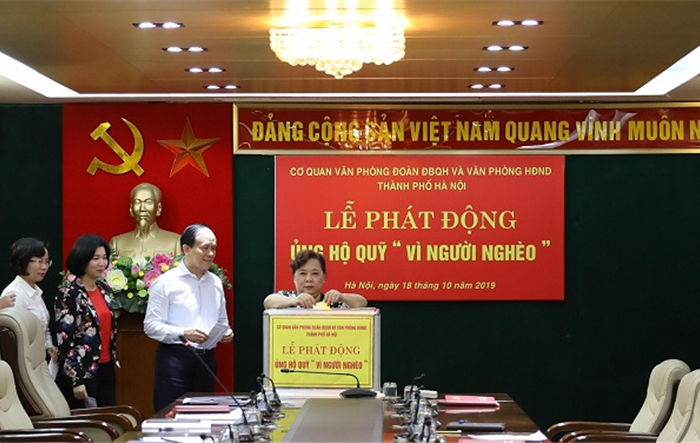 Cơ quan Đoàn đại biểu Quốc hội và HĐND thành phố Hà Nội ủng hộ Quỹ “Vì người nghèo” năm 2019