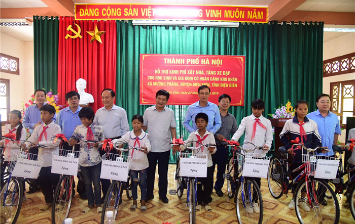Đoàn công tác thành phố thăm, tặng quà tại tỉnh Điện Biên