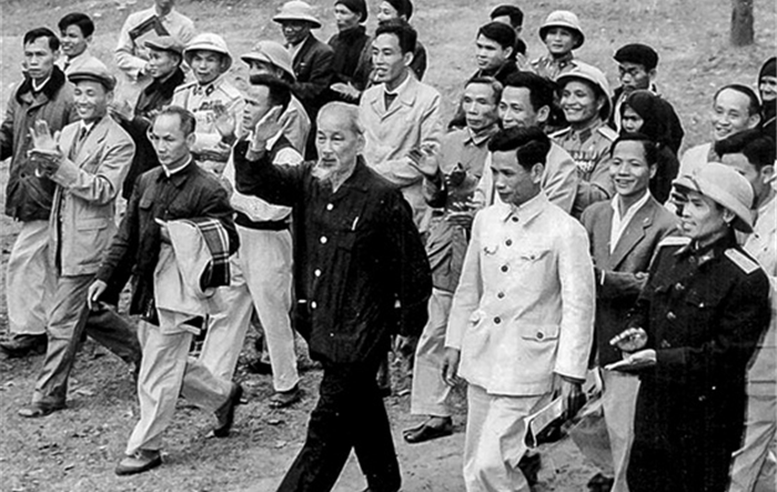 Vạch trần âm mưu hạ thấp, coi tự phê bình và phê bình là “vạch lá tìm sâu”